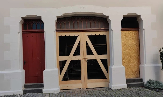 Aufwendige Türsanierung mehrerer Holztüren in einem Haus.