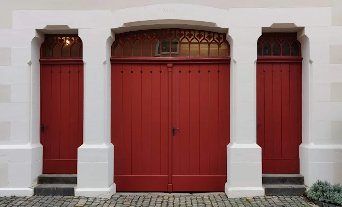 Die Hoftüren wurden maßangefertigt und in Rot gestrichen in einem alten Haus.