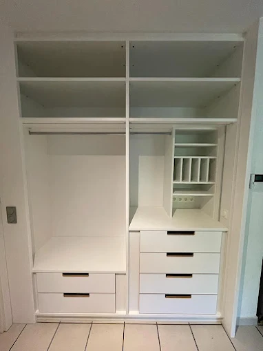 Ein Einbauschrank wurde maßgefertigt in eine Nische eingebaut.