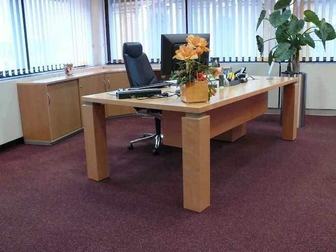 Der große Schreibtisch im Büro wurde aufwendig saniert.