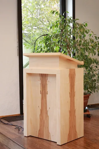 Das Rednerpult aus Holz wurde speziell für eine Kirche angefertigt.