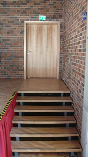 Ein Holztreppe wurde zum Notausgang hin gebaut