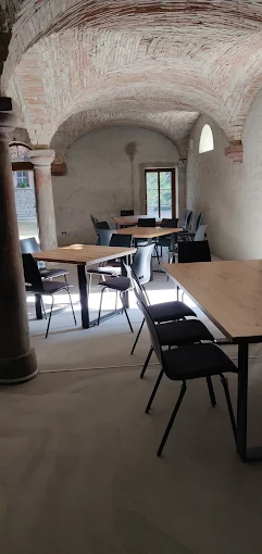 Der alte Gewölbekeller wurde umgebaut zu einem Seminarraum mit Tischen und Stühlen