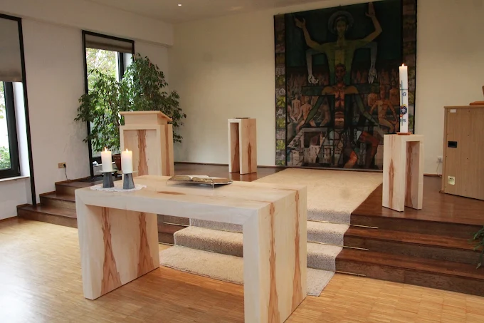 Ein holzgefertigter Kirchenaltar im Foyer einer Kirche.