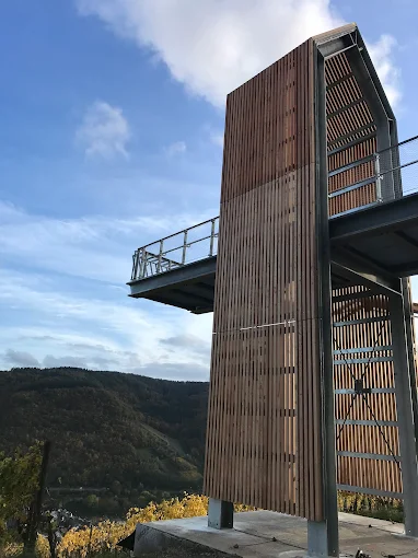 Ein großer Aussichtsturm wurde vollständig mit Holz verkleidet.