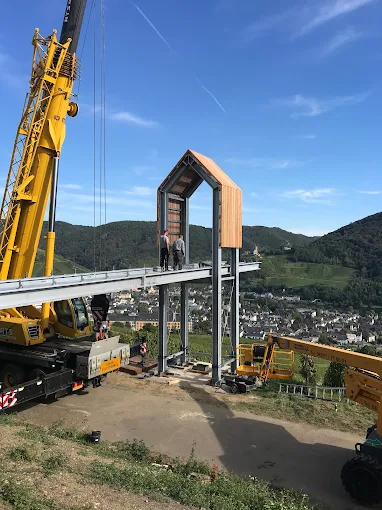 Überdachung einer Holzkonstruktion in einem Tal